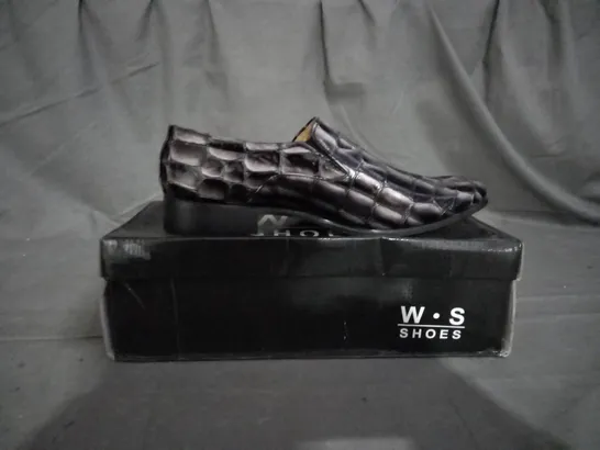 APPROXIMATELY 12 BOXED PAIR OF LOAFERS IN VARIOUS SIZES 