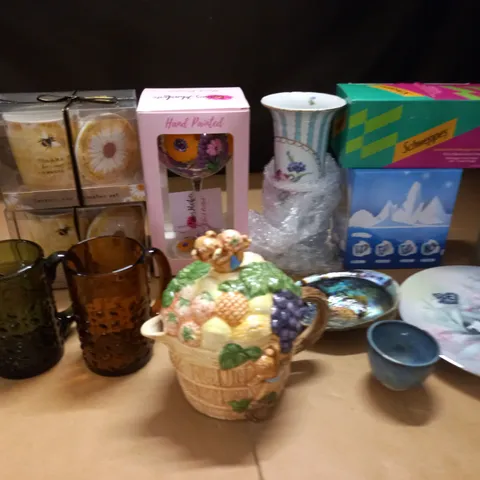 LOT OF ASSORTED HOUSEHOLD ITEMS TO INCLUDE DECORATIVE TEAPOT, VARIOUS GLASSES AND VASES - COLLECTION ONLY