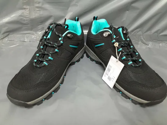 BOXED PAIR OF MOUNTAIN WAREHOUSE MCLEOD WIDE FIT WALKING SHOES IN BLACK/BLUE UK SIZE 6