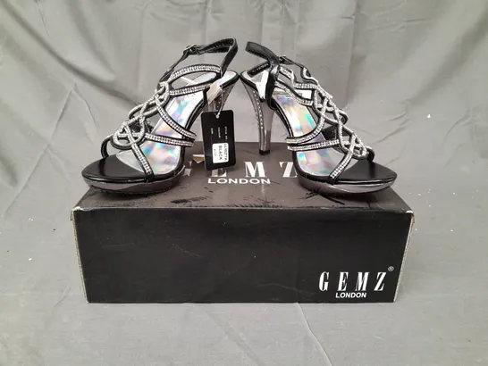 BOX OF APPROXIMATELY 10 BOXED PAIRS OF GEMZ LONDON OPEN TOE SANDALS IN VARIOUS STYLES AND SIZES