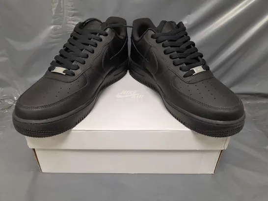 BOXED PAIR OF NIKE AIR FORCE 1 '07 SHOES IN BLACK UK SIZE 9.5