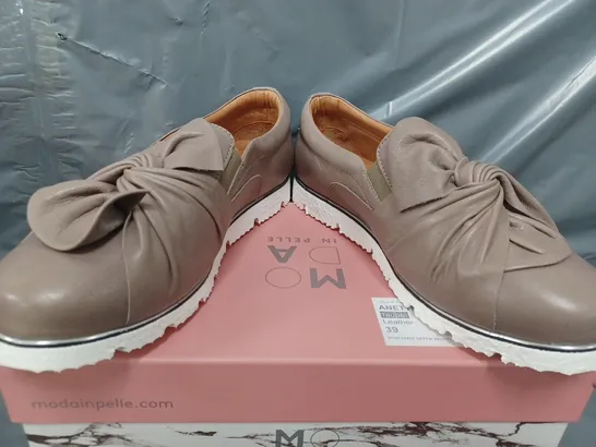 BOXED MODA IN PELLE ANETTE LEATHER BOW TWIST UPPER WITH FLEX SOLE TRAINERS IN TAUPE - SIZE 39