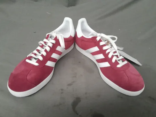 BOXED PAIR OF ADIDAS GAZELLE SHOES IN BURGUNDY UK SIZE 6