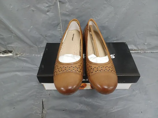 BOXED PAIR OF WOMENS HUSH PUPPIES LEAH BALLERINA SHOES SIZE 6