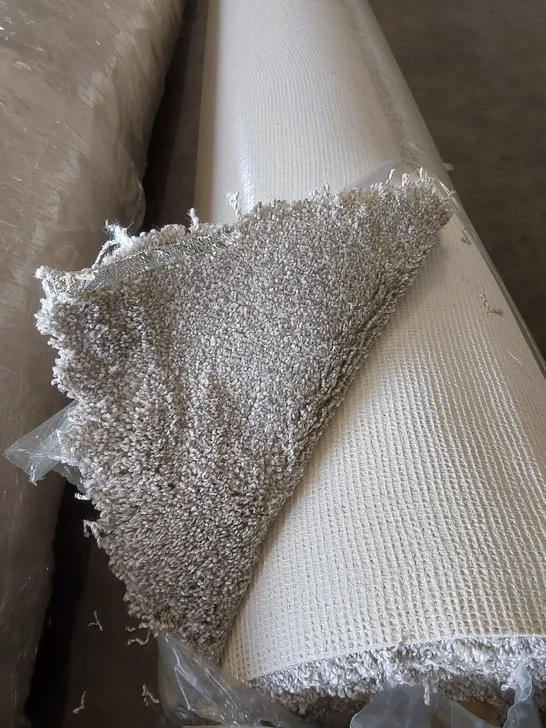 ROLL OF QUALITY SNOWDONIA AB CARPET // SIZE: 4 X 7.5m