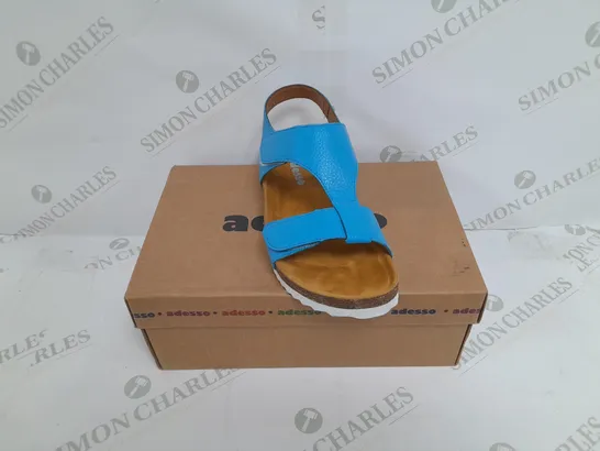 BOXED PAIR OF ADESSO SANDALS IN BLUE SIZE 5 