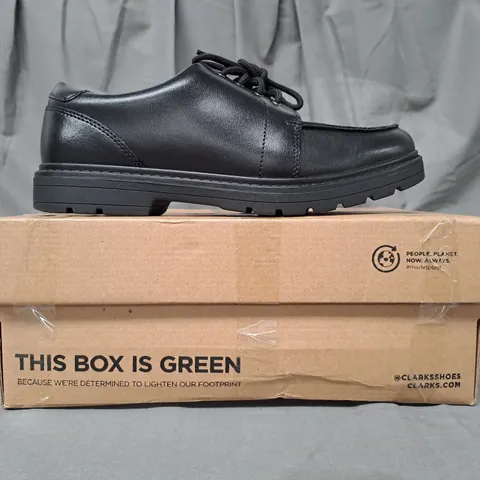 BOXED PAIR OF CLARKS SHOES IN BLACK UK SIZE 5.5