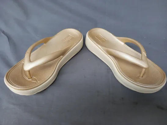 BOXED PAIR OF FITFLOP TOE-POST SANDALS IN METALLIC GOLD UK SIZE 5