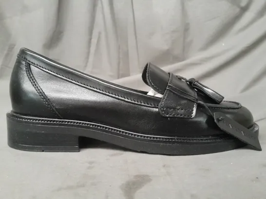 BOXED PAIR OF SCHUH LOAFERS W. TASSEL IN BLACK UK SIZE 6