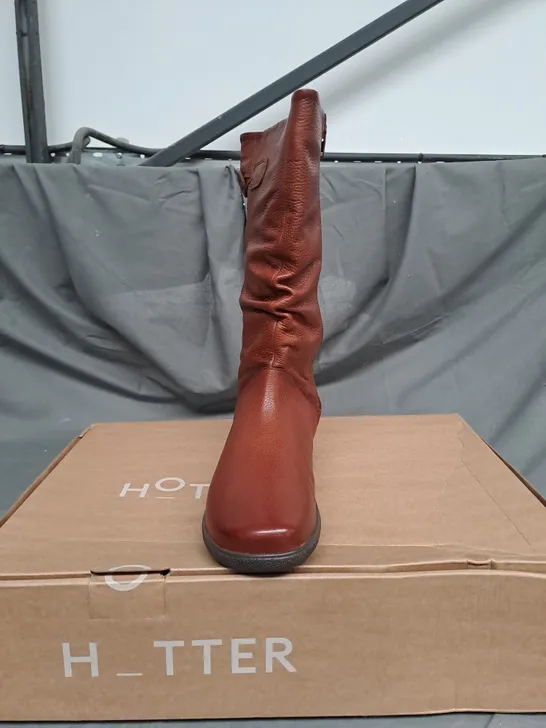 BOXED PAIR OF HOTTER DERRYMORE LEATHER BOOTS IN RICH TAN SIZE 7