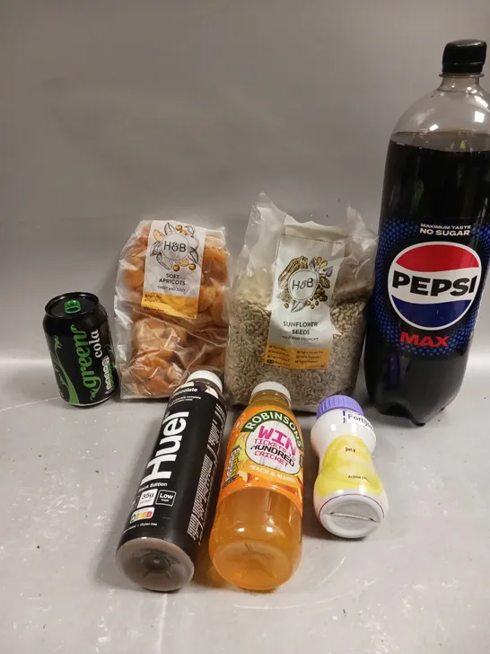 APPROXIMATELY 10 ASSORTED FOOD/DRINK PRODUCTS TO INCLUDE HUEL MEAL DINKS, APRICOTS, PEPSI MAX ETC 