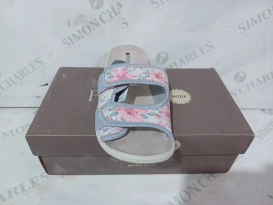 BOXED PAIR OF PAVERS OPEN TOE FABRIC SANDALS IN GREY W. FLORAL DESIGN EU SIZE 39