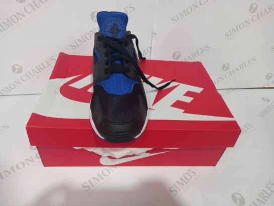 BOXED PAIR OF NIKE AIR SHOES IN BLACK/BLUE UK SIZE 8.5