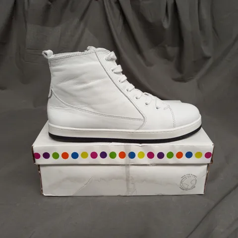 ADESSO LEATHER HIGH TOP TRAINER IN WHITE SIZE 7
