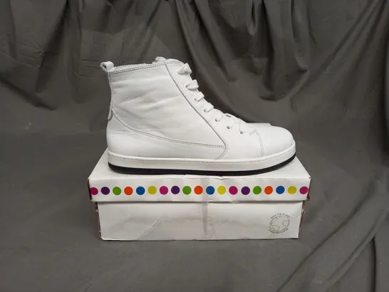 ADESSO LEATHER HIGH TOP TRAINER IN WHITE SIZE 7