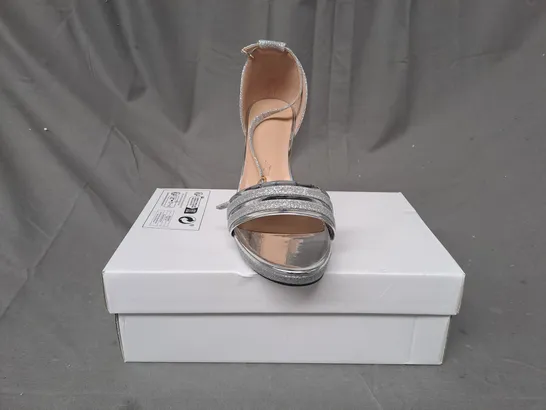 BOXED PAIR OF DESIGNER OPEN TOE HIGH HEEL SANDALS IN METALLIC SILVER W. GLITTER EFFECT EU SIZE 40