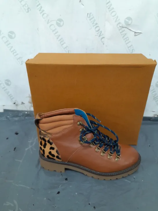 BOXED PAIR OF WHITE STUFF BROWN LEATHER BOOTS SIZE 7