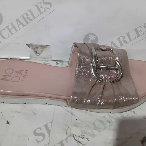 BOXED PAIR OF MODA IN PELLE SANDALS IN ROSE GOLD COLOUR EU SIZE 39