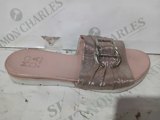 BOXED PAIR OF MODA IN PELLE SANDALS IN ROSE GOLD COLOUR EU SIZE 39