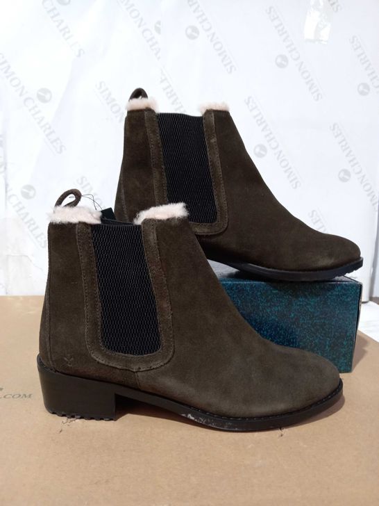 LOT OF 6 X PAIRS BOXED EMU AUSTRALIA BOOTS: 1 X PAIR GRAVELLY BOOTS IN ESPRESSO SUEDE, UK SIZE 6; 1 X PAIR OKAB BOOT IN BLACK, UK SIZE 6; 1 X PAIR OKAB BOOT IN DARK GREY, UK SIZE 5; 1 X PAIR COMORO BO