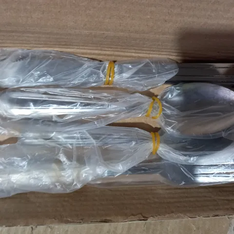 HUNNYCOOK CUTLERY SET FOR 4