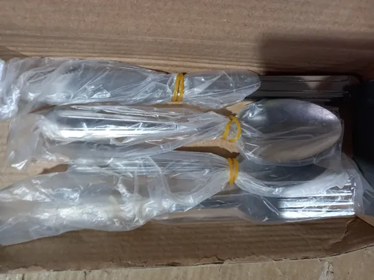 HUNNYCOOK CUTLERY SET FOR 4