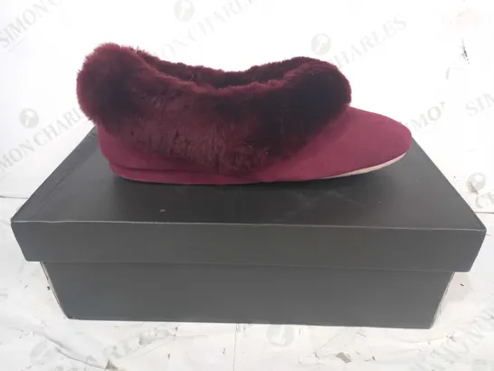 BOXED PAIR OF MORLANDS FAUX FUR LINED SHOES IN BURGUNDY UK SIZE 6