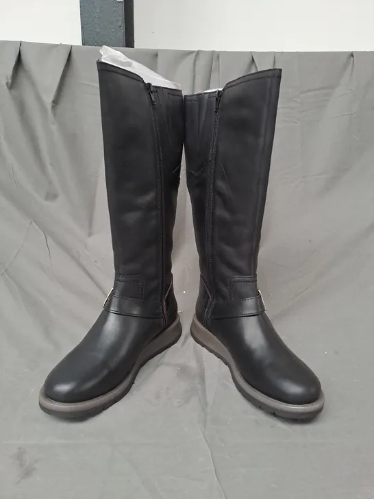 BOXED PAIR OF MOSHULU STARGAZER BOOTS IN BLACK UK SIZE 6