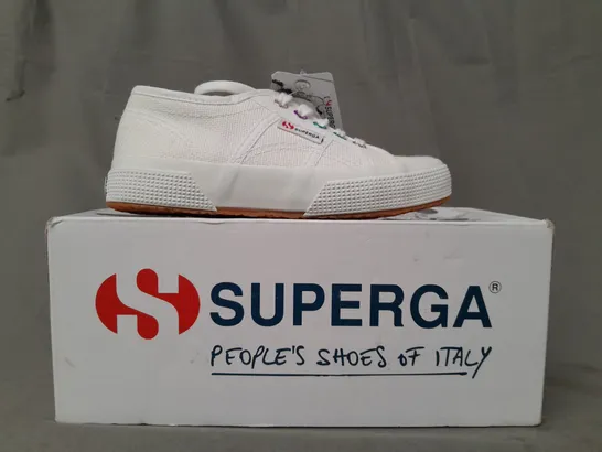 BOXED PAIR OF SUPERGA KID'S SHOES IN WHITE W. MULTICOLOUR EYELETS UK SIZE 11