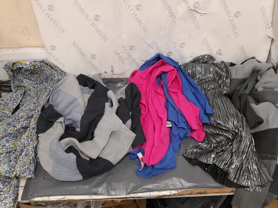 BOX OF APPROXIMATELY 10 ASSORTED PIECES OF CLOTHING IN VARIOUS STYLES, SIZES, AND BRANDS 