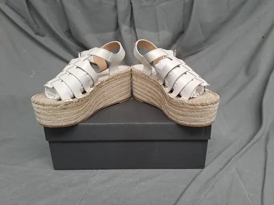 BOXED PAIR OF MINT VELVET SYD STONE LEATHER FLATFORMS IN CREAM SIZE 5