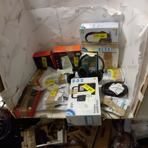 LOT OF APPROXIMATELY 40 ASSORTED ITEMS INCLUDING HEASADPHONES USB'S TV AERIALS KEYBOARDS AND CD  BOOMBOXERS 