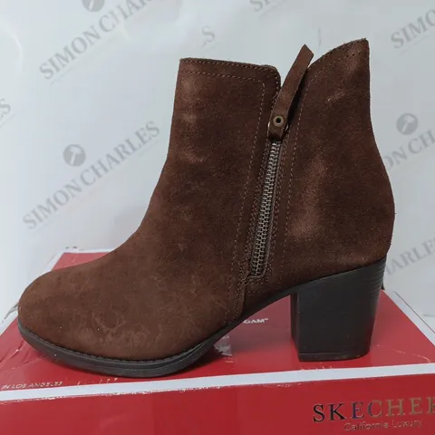 BOXED PAIR OF SKECHERS TAXI ZIP BOOTS IN CHOCOLATE SIZE 3.5