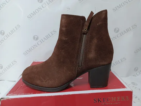 BOXED PAIR OF SKECHERS TAXI ZIP BOOTS IN CHOCOLATE SIZE 3.5