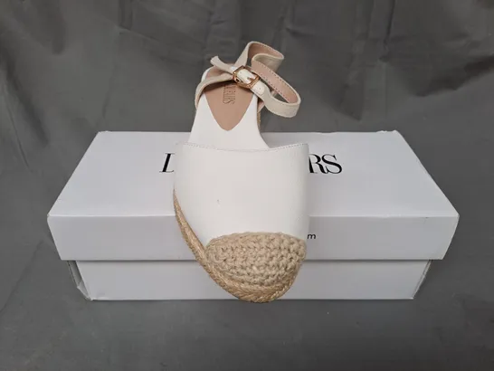 BOXED PAIR OF DREAM PAIRS CLOSED TOE LOW WEDGE SHOES IN WHITE SIZE 7