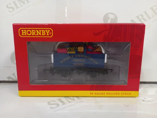 HORNBY 7 PLANK WAGON - CHRISTMAS 2022 00 SCALE MODEL