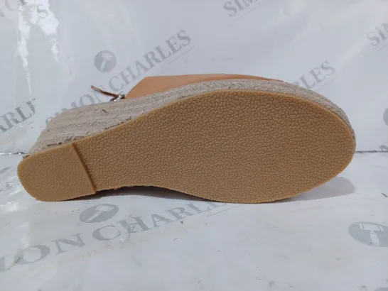 BOXED PAIR OF UNBRANDED OPEN TOE WEDGES IN TAN SIZE UNSPECIFIED