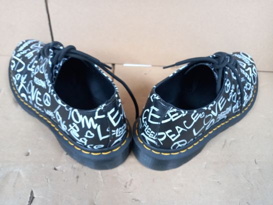 BOXED PAIR OF DESIGNER SHOES IN THE STYLE OF DR. MARTENS IN BLACK/WHITE UK SIZE 8