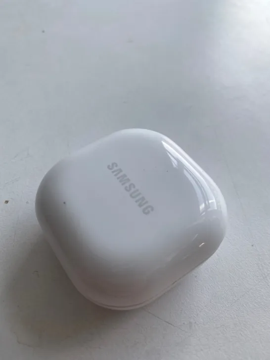 PAIR OF SAMSUNG EARBUDS WITH CHARGING CASE 