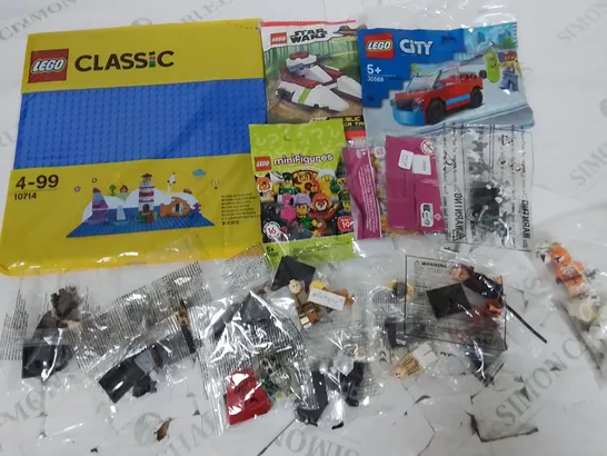 LOT OF ASSORTED LEGO ITEMS TO INCLUDE BASE PLATE, VEHICLES AND MINIFIGS