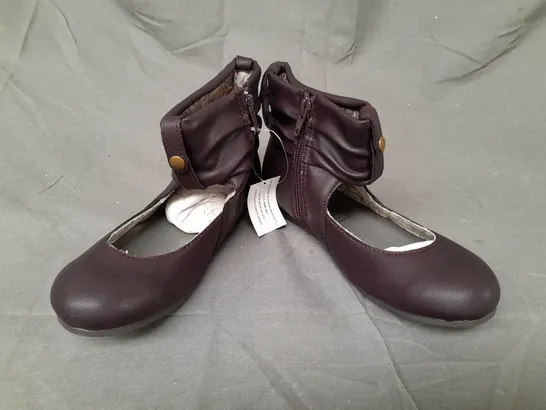 BOX OF APPROXIMATELY 15 BOXED PAIRS OF DEITY SHOES IN PURPLE - VARIOUS SIZES