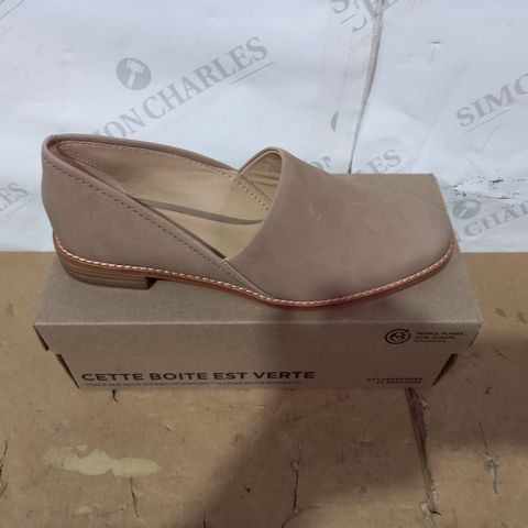 BOXED PAIR OF CLARKS SIZE 6D
