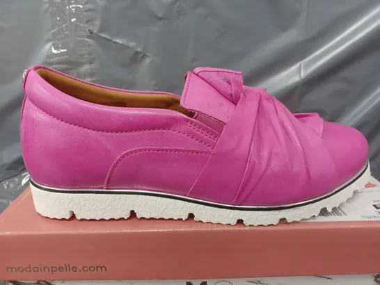 BOXED MODA IN PELLE ANETTE LEATHER BOW TWIST UPPER WITH FLEX SOLE TRAINERS IN FUSCHIA - SIZE 39