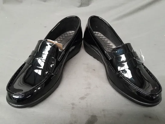 BOXED PAIR OF CUSHION-WALK SHOES IN BLACK SIZE 5