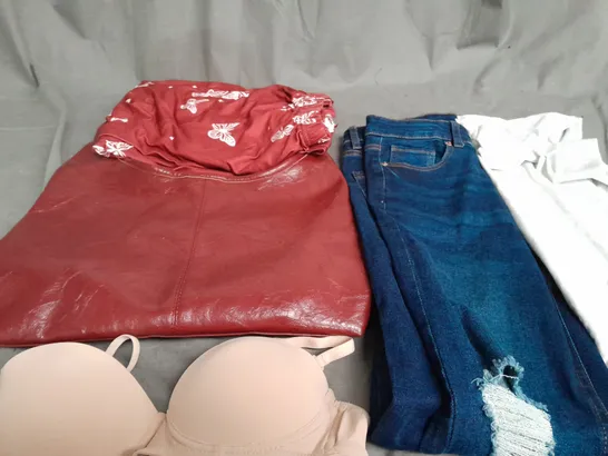 APPROXIMATELY 25 ASSORTED CLOTHING ITEMS IN VARIOUS SIZES TO INCLUDE - JEANS , BAG , BRA ETC