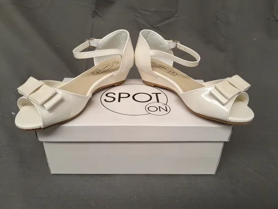 BOXED PAIR OF SPOT ON PEEP TOE PARTY SHOES IN WHITE W. GLITTER EFFECT EU SIZE 30