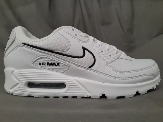 BOXED PAIR OF NIKE AIR MAX 90 SHOES IN WHITE/BLACK UK SIZE 8