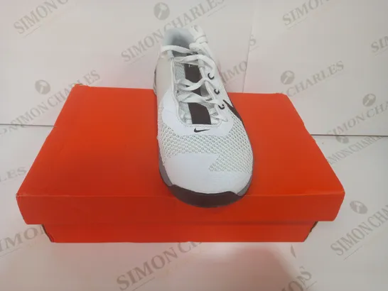 BOXED PAIR OF NIKE METCON SHOES IN WHITE/BLACK/GREY UK SIZE 7