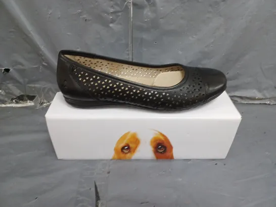 BOXED PAIR OF WOMENS HUSH PUPPIES LEAH BALLERINA SHOES IN BLACK SIZE 7