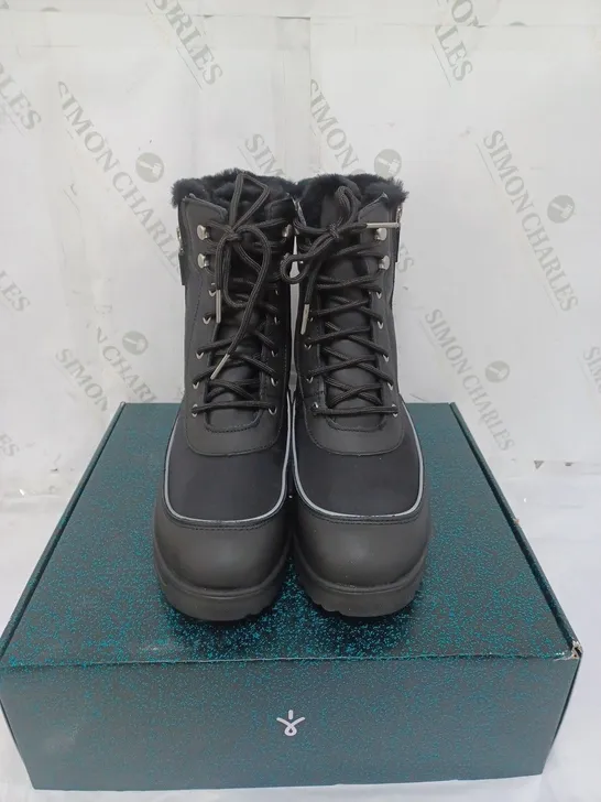 BOXED EMU AUSTRALIA LADIES SNOWY WATERPROOF BOOTS WITH REFLECTIVE TRIM BLACK SIZE 8